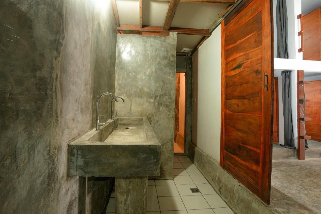 Waiwas Hostel Kuta  Екстер'єр фото