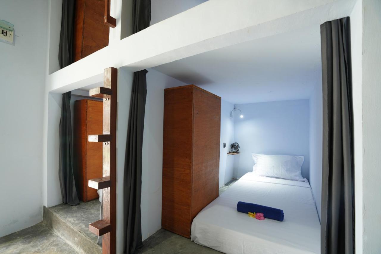Waiwas Hostel Kuta  Екстер'єр фото